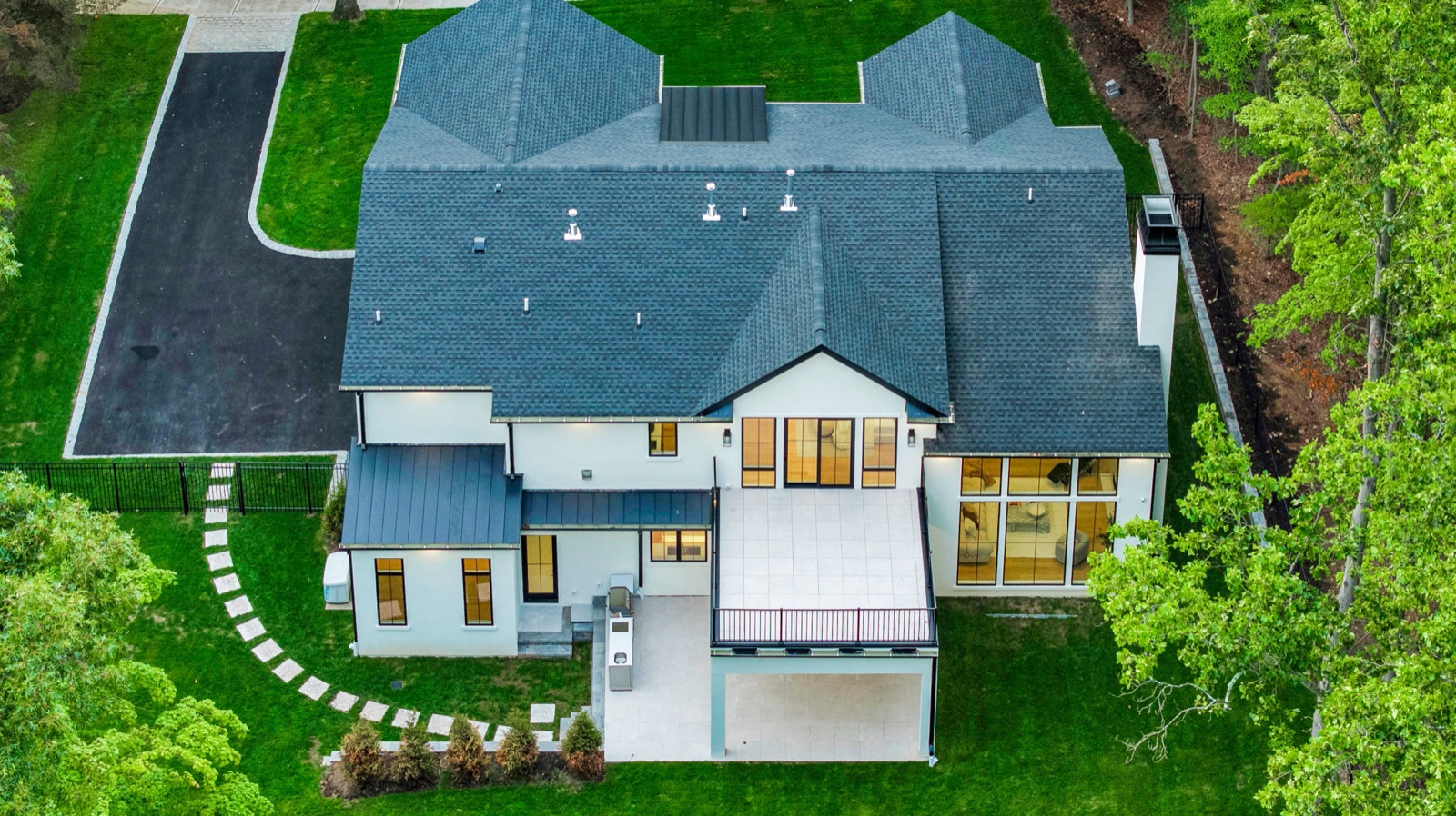 Old Tappan custom home — view 3 of 20.