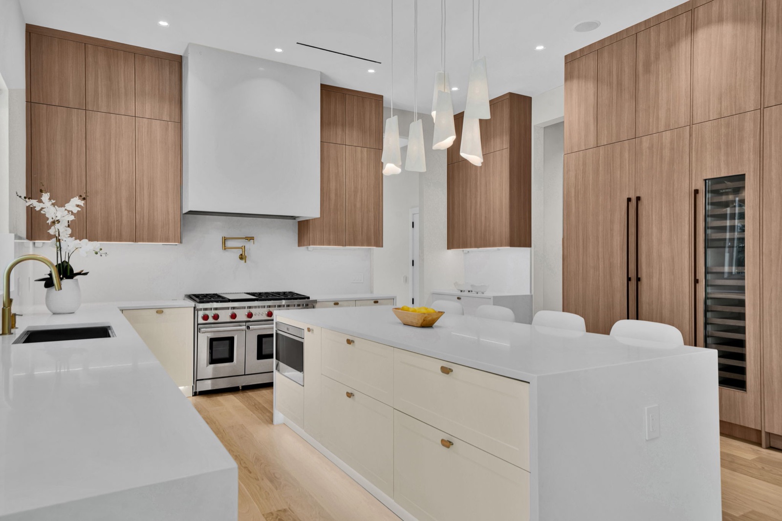 Old Tappan custom home — view 5 of 20.