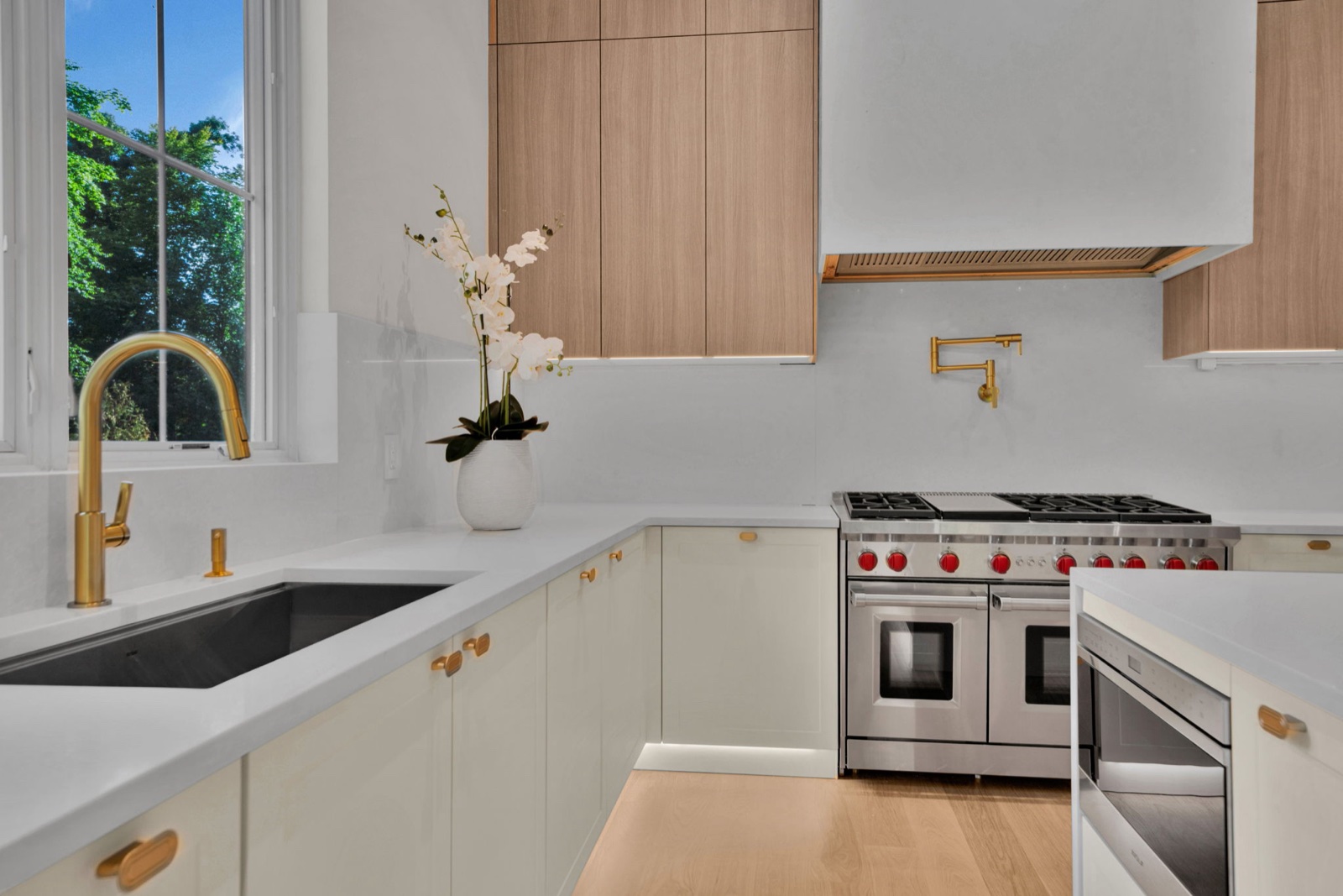 Old Tappan custom home — view 6 of 20.